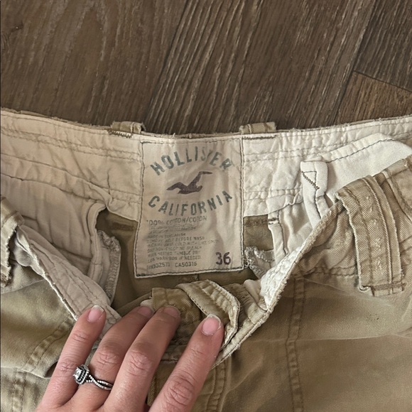Hollister Men's Beige Cargo Shorts - Picture 2 of 5
